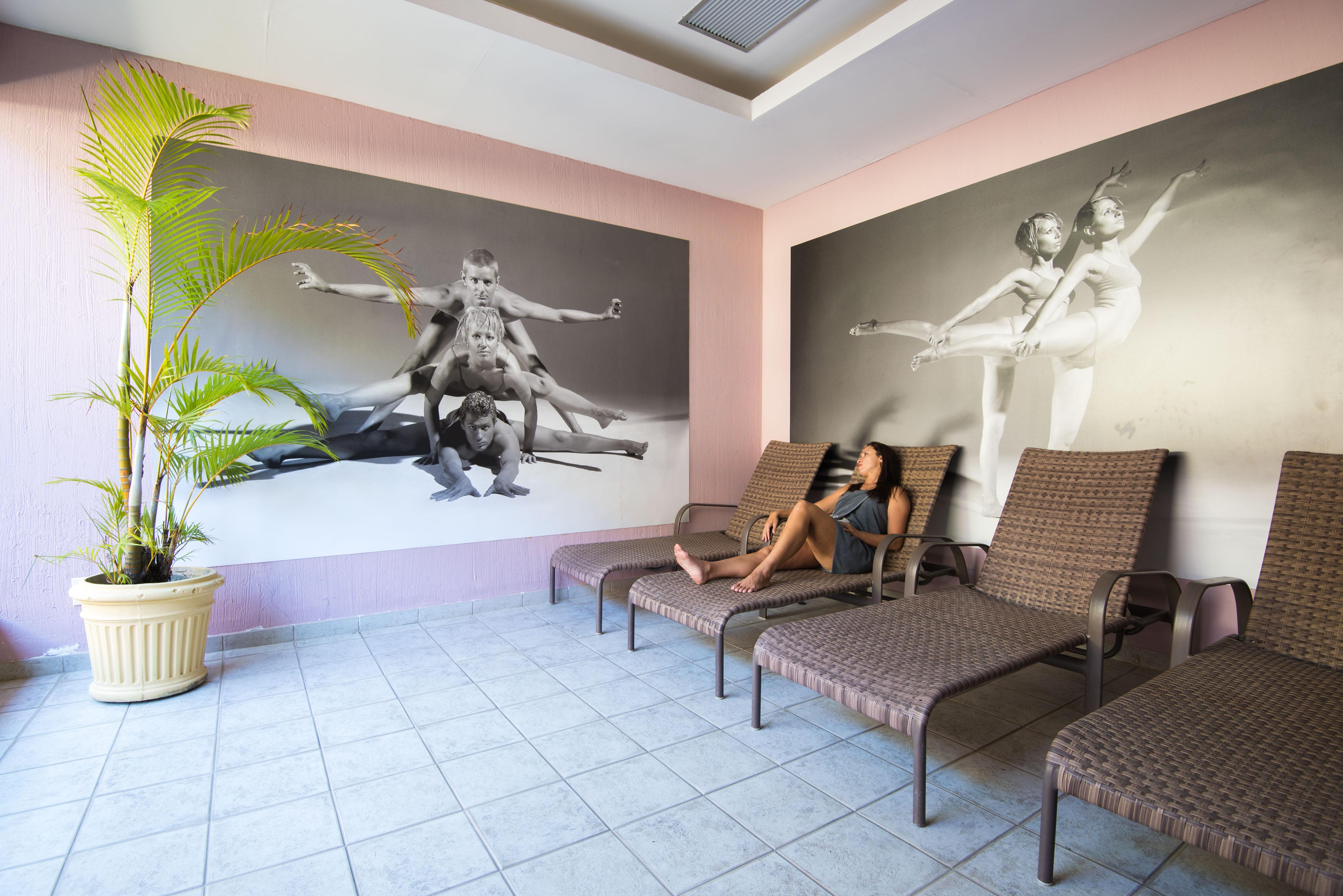 Vila Gale Eco Resort Angra Angra dos Reis Bagian luar foto A woman relaxing at a spa