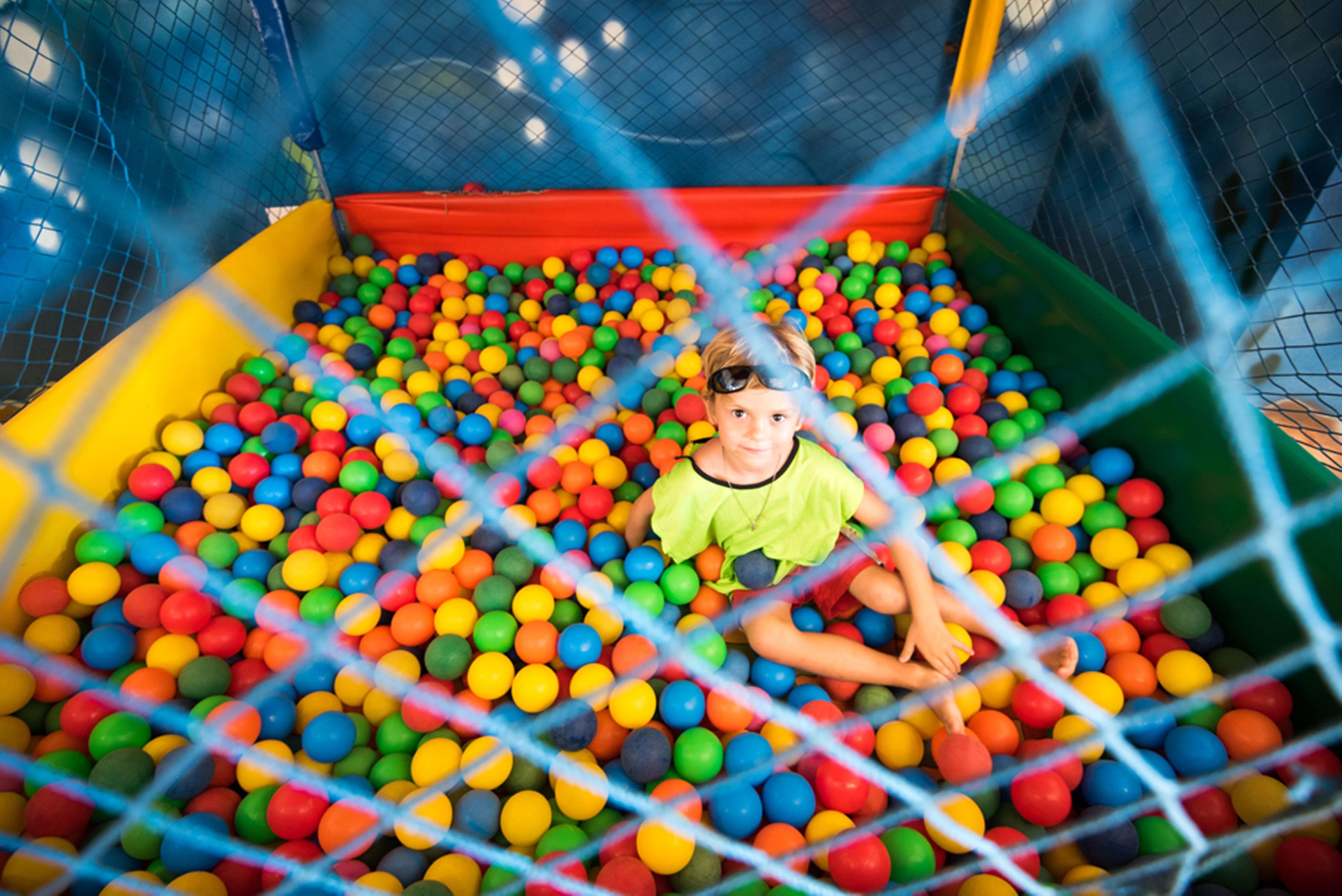 Vila Gale Eco Resort Angra Angra dos Reis Bagian luar foto A child in a ball pit