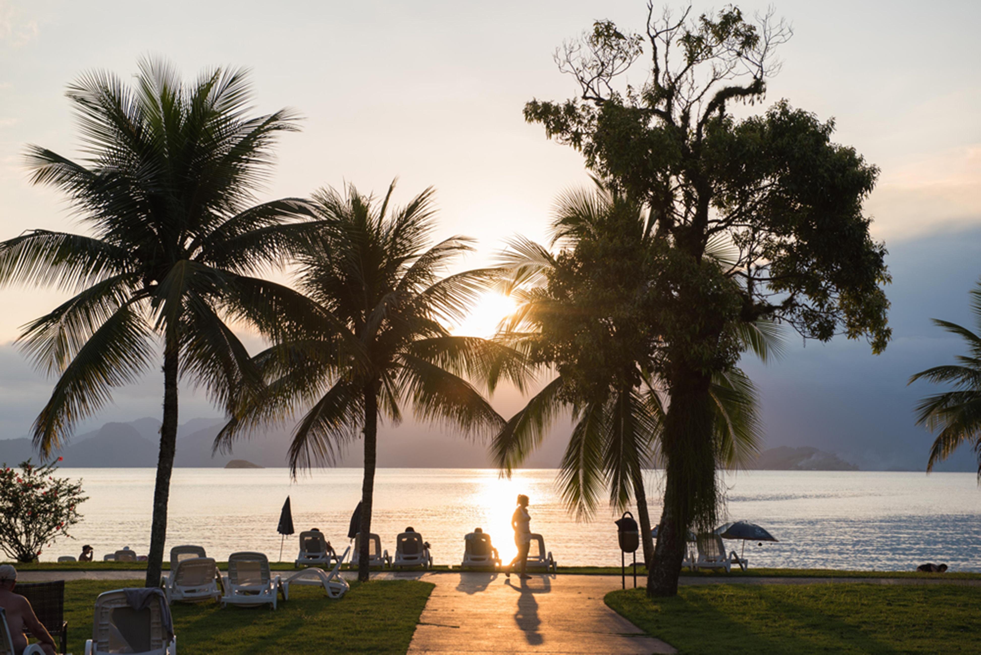 Vila Gale Eco Resort Angra Angra dos Reis Bagian luar foto Sunset at the beach